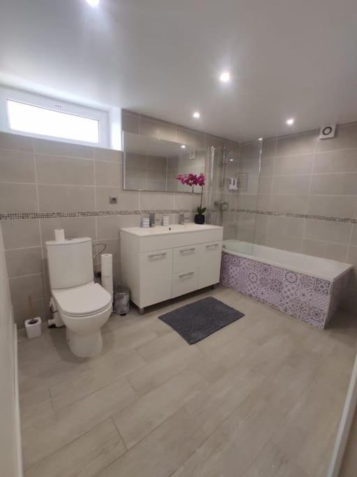 Appartement 100m2, indépendant dans notre maison avec petit déjeuner Garennes-sur-Eure Esterno foto